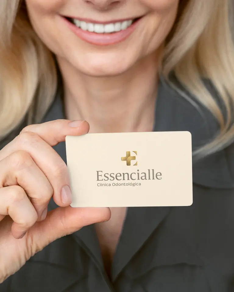 Logotipo da Clínica Odontológica Essencialle aplicado no cartão de visitas