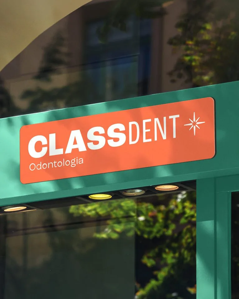 Logotipo da Clínica Odontológica CLASSDENT aplicada na fachada, criado pelo designer Lucas Caldas