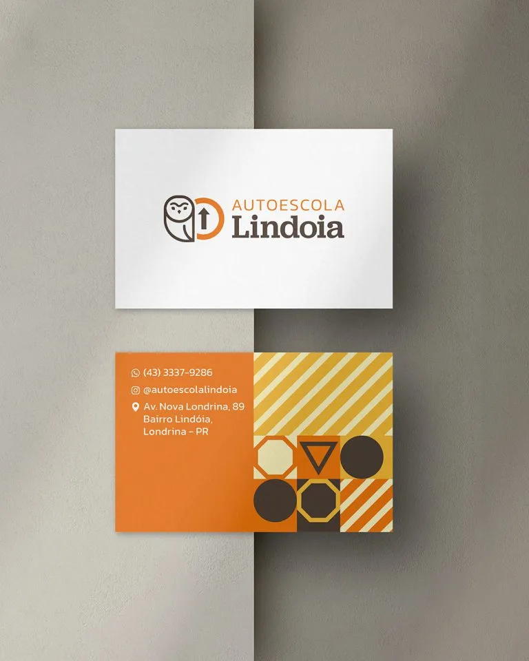 Logo e identidade visual da Autoescola Lindoia aplicado em cartão de visitas